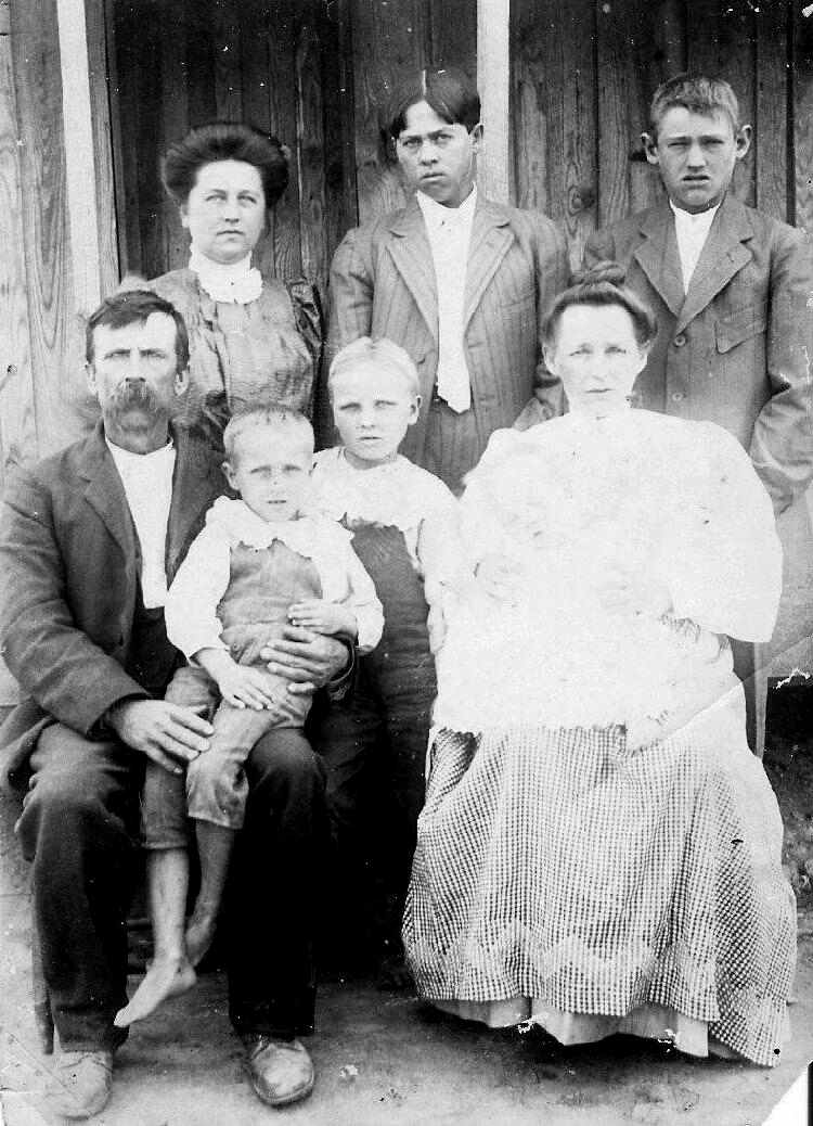 American 1910s family