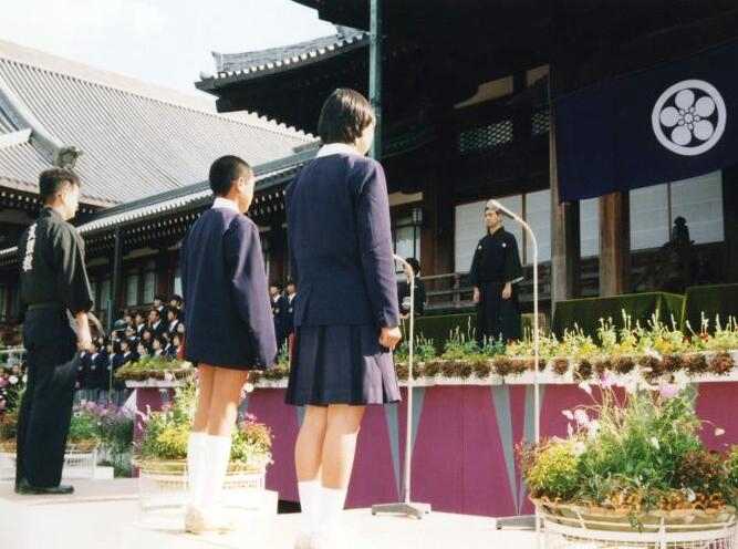Japanese school children Shinto shrine