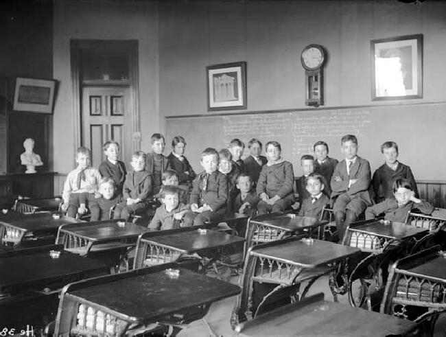 Smrican school class 1910s