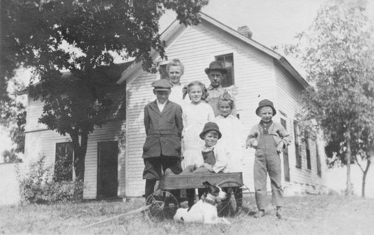 American 1910s farm family
