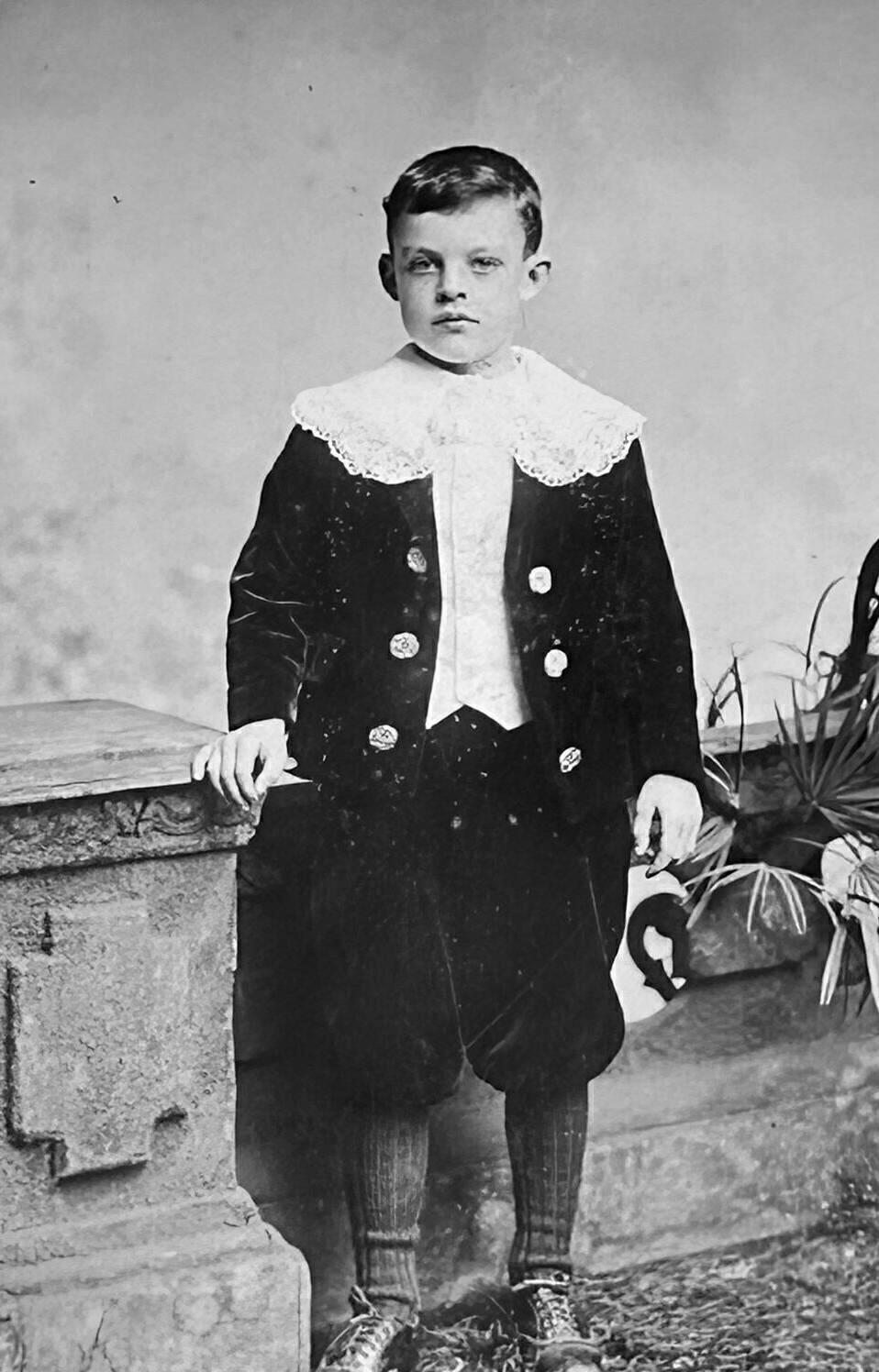 English Fauntleroy collar types