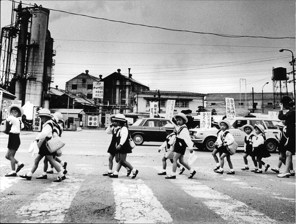 2. Dünya Savaşı'nın hemen sonrasında okula giden Japon öğrenciler.