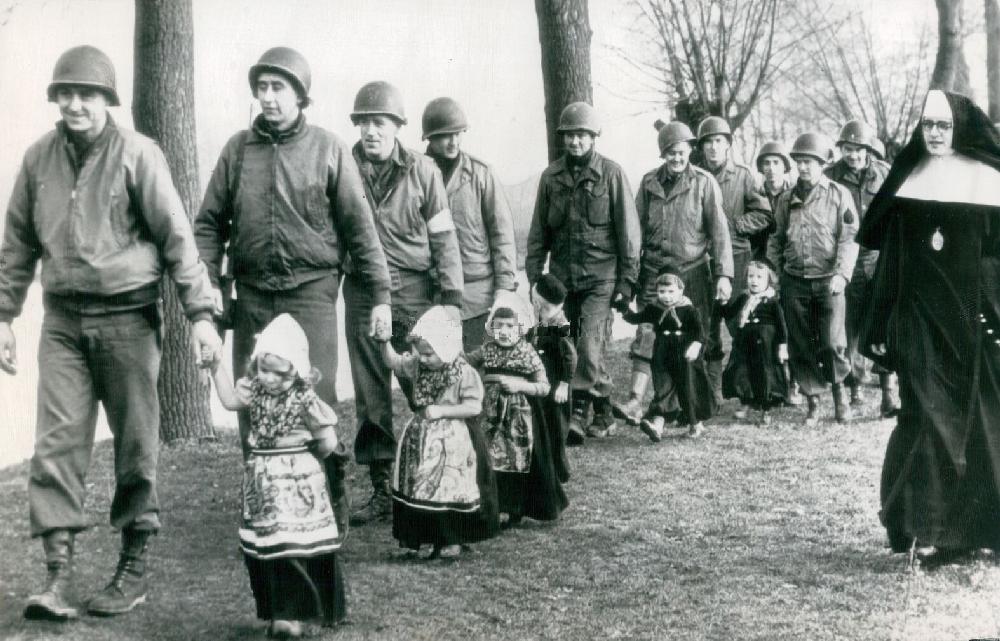 Dutch children boys World War II