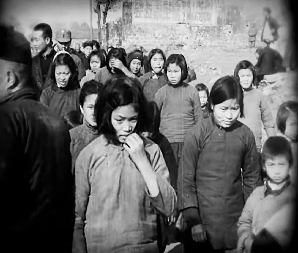 Japan bombs Shanghai civilians 